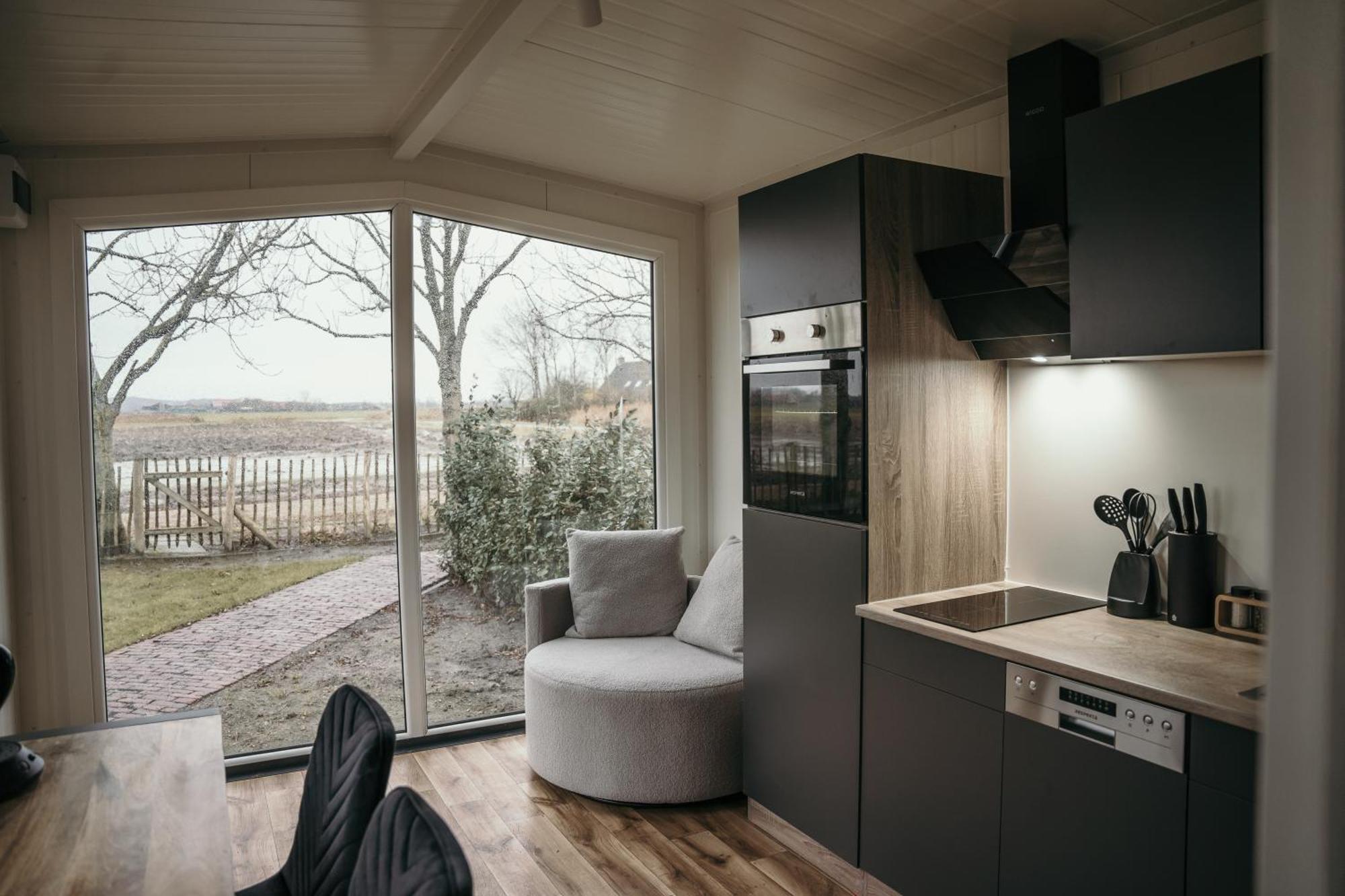 Luxe Tiny House Incl Jacuzzi En Strandhuisje In Zomerseizoen Meliskerke